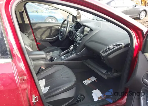 2013 Ford Focus Titanium z USA, uszkodzony, nr VIN 1FADP3J2XDL352611